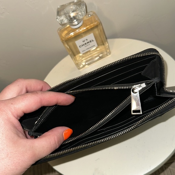 Sold Bottega Veneta Black Lambskin Leather Zip Around Wallet EUC - Picture 9 of 10